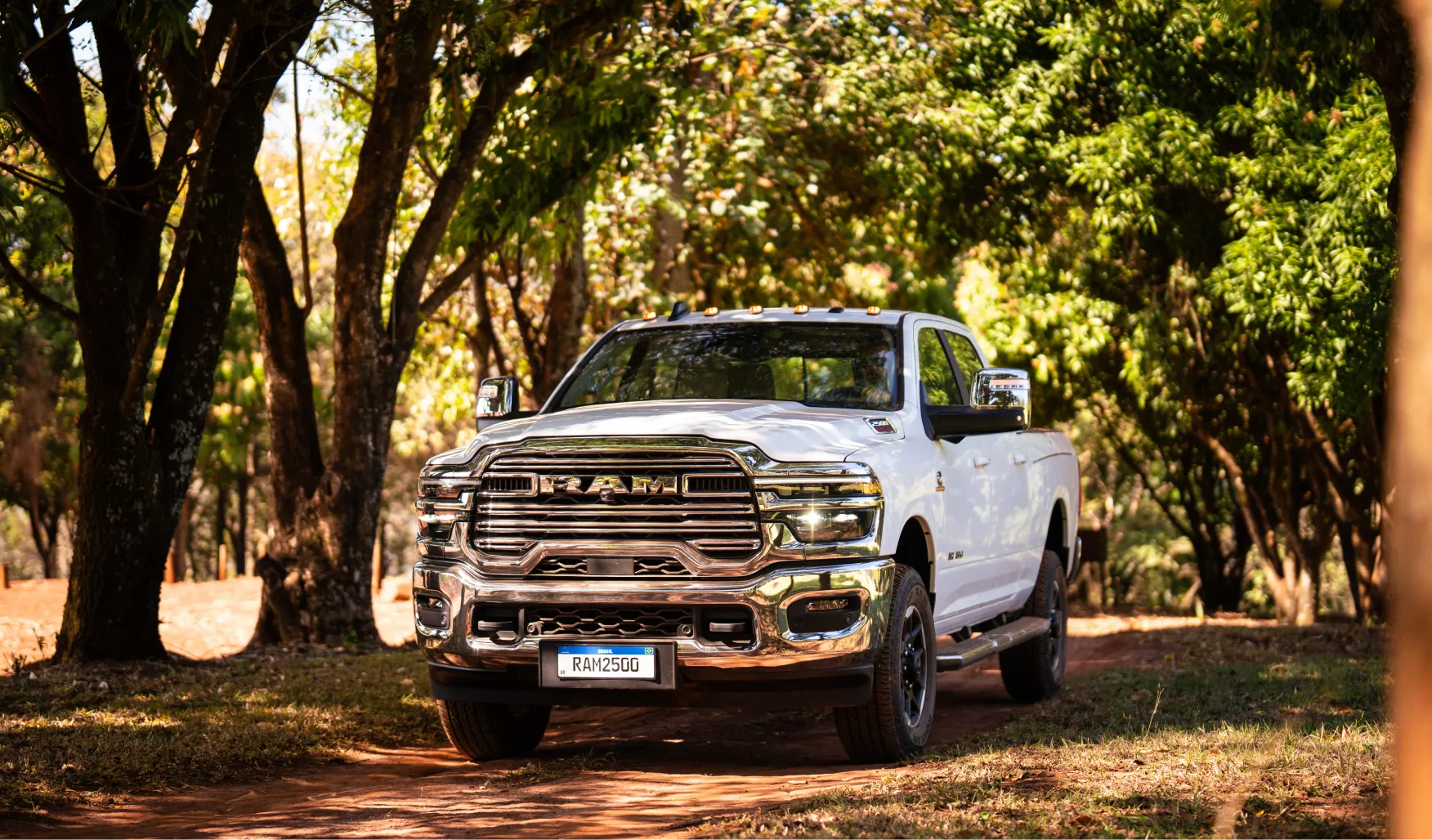 RAM 2500 em estrada arborizada